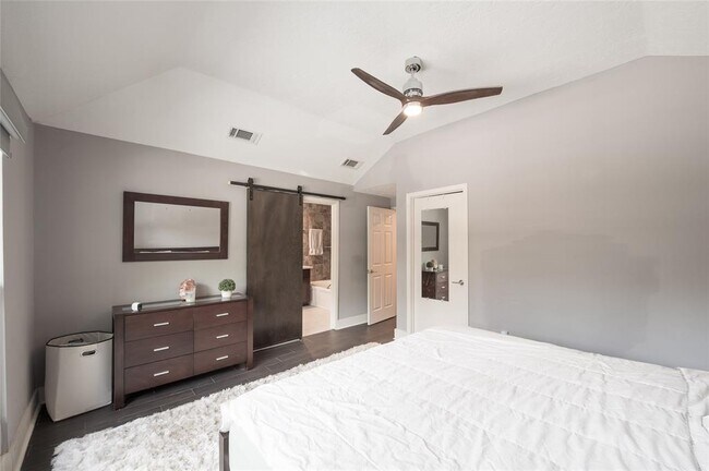 Building Photo - 1407 Lakecliff Dr
