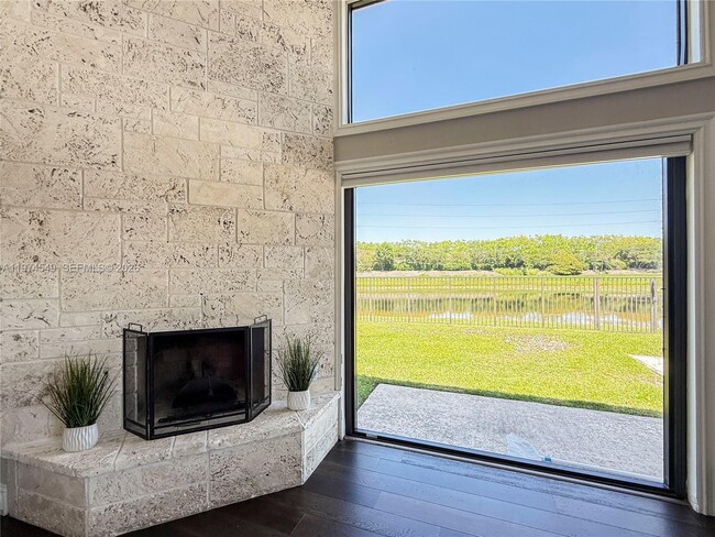 Building Photo - 400 Alexandra Cir