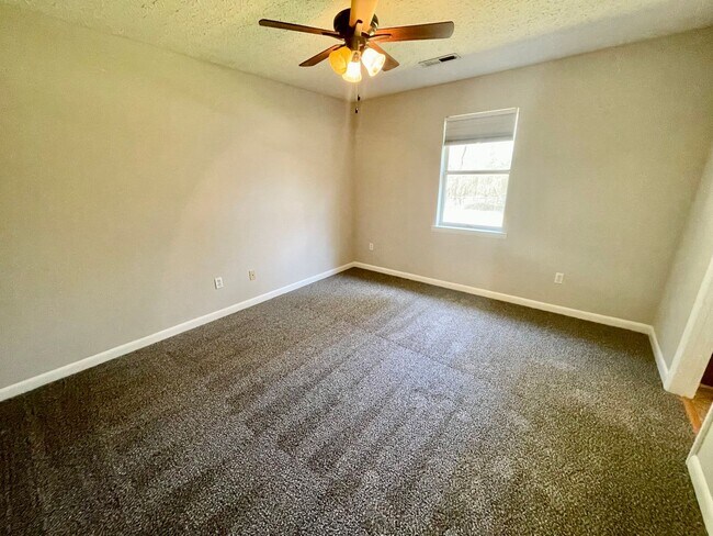 Building Photo - Lovely home east of Athens! Fenced back yard!