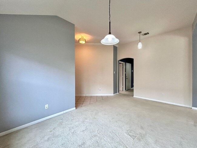 Building Photo - Warm & Cozy 3 Bed / 2 Bath Home with Fenced Yard and 2-Car Garage