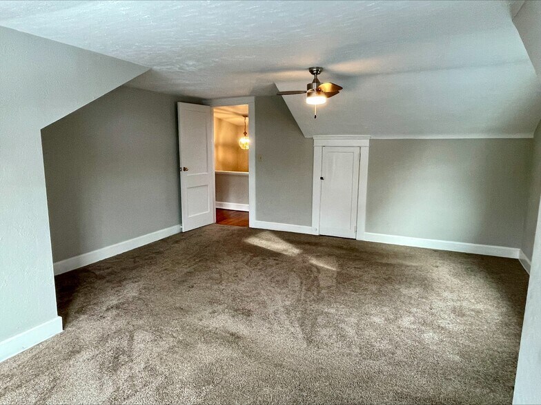 Building Photo - 2345 Grandview Ave