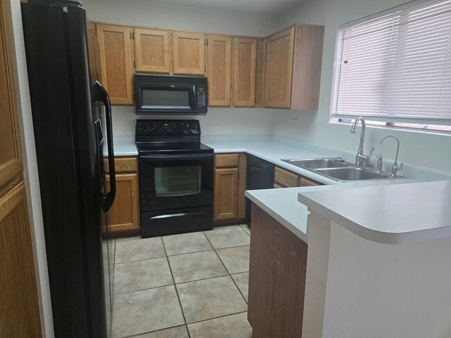 Building Photo - 3 Bedroom 2.5 Bathroom Sonoma Village Townhouse