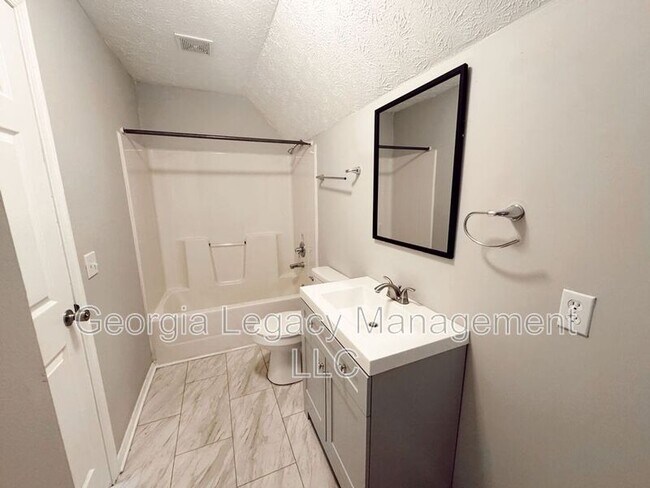 Building Photo - 896 Campbell St