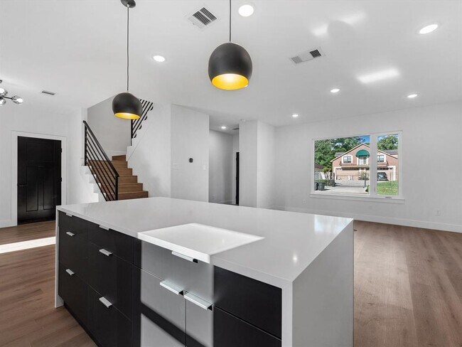 Building Photo - 10732 Twin Oak Dr
