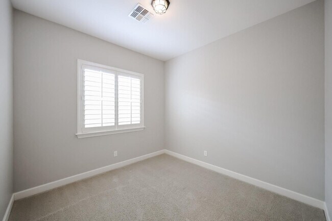 Building Photo - 1424 E Pedro Rd