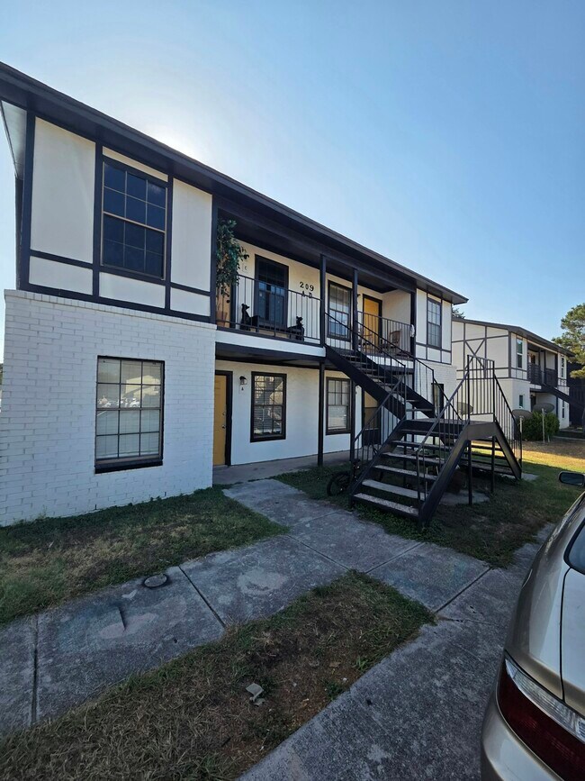 Building Photo - 209 Roberts Cir