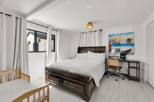 Building Photo - 1433 NE 53rd Ct