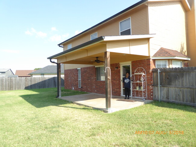 Building Photo - Spacious 2 story house on large corner lot