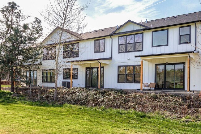 Building Photo - Former Model Home on Golf Course