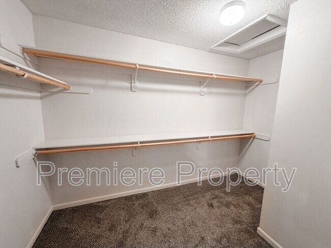 Building Photo - 264 N Hedge Ln