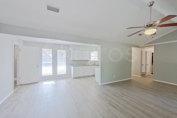 Building Photo - 168 Creekview Dr E