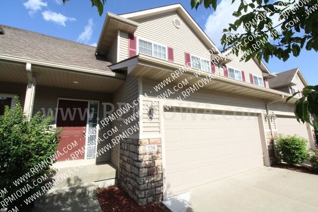 Building Photo - HUGE TOWNHOME!! 4 Bedroom, 3.5 Bath Townho...