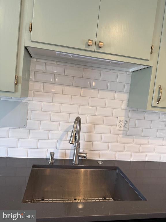 Building Photo - 5079 Macnamara Dr