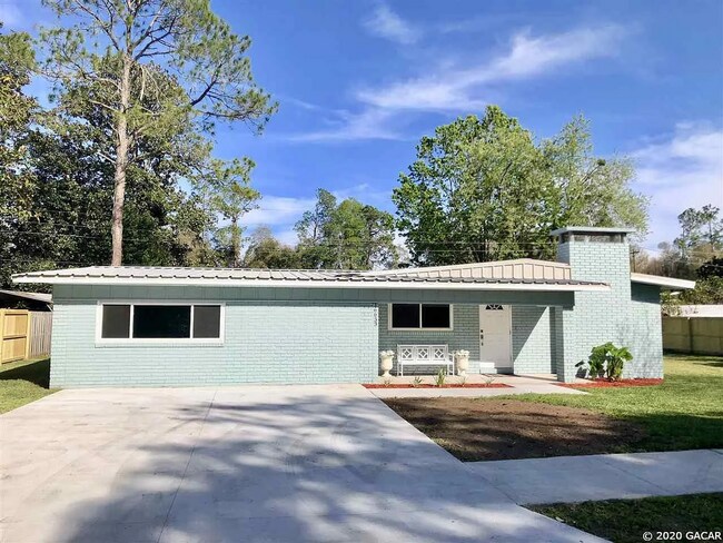 Building Photo - Modern Comfort Meets Classic Charm – Spacious Alachua Rental
