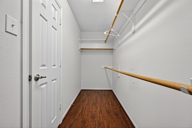 Building Photo - 6927 Great Oaks Shadow Dr