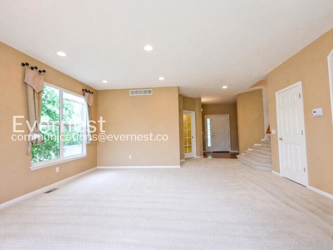 Building Photo - 4 Bed/2.5 Bath Home with Fenced Yard and Garage / Available Soon!