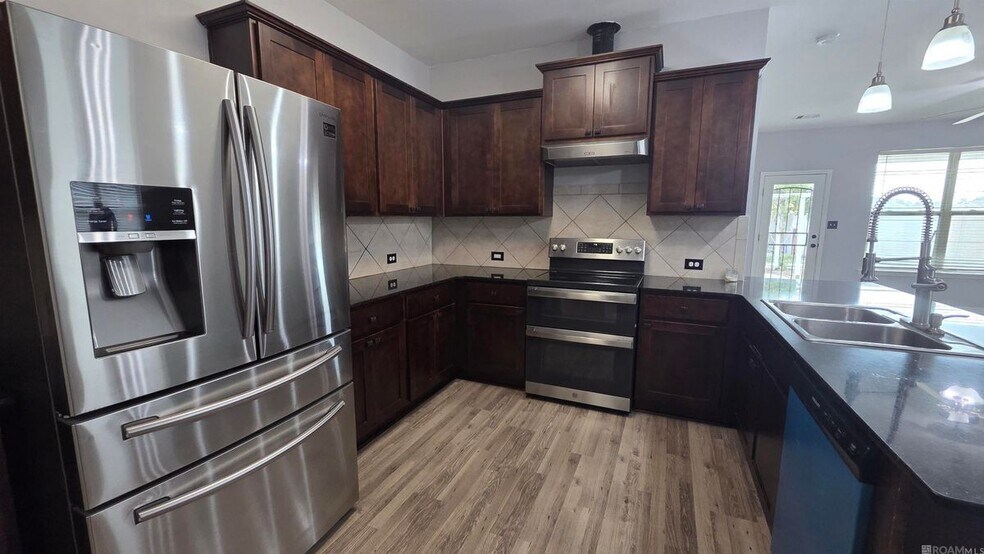 Building Photo - 583 Fall River Dr