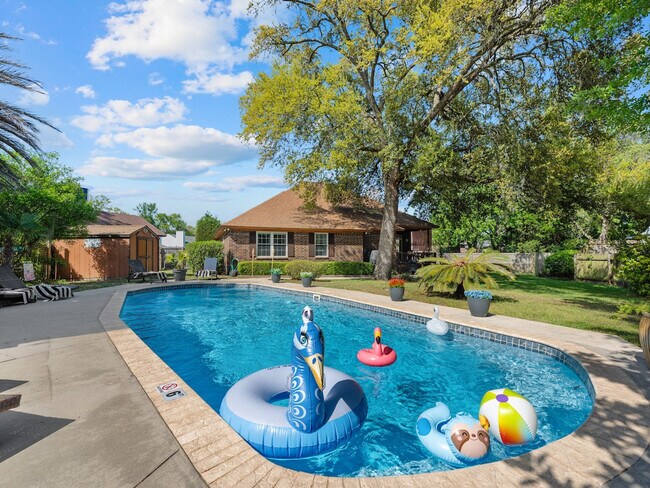 Building Photo - 102 Forestay Ct