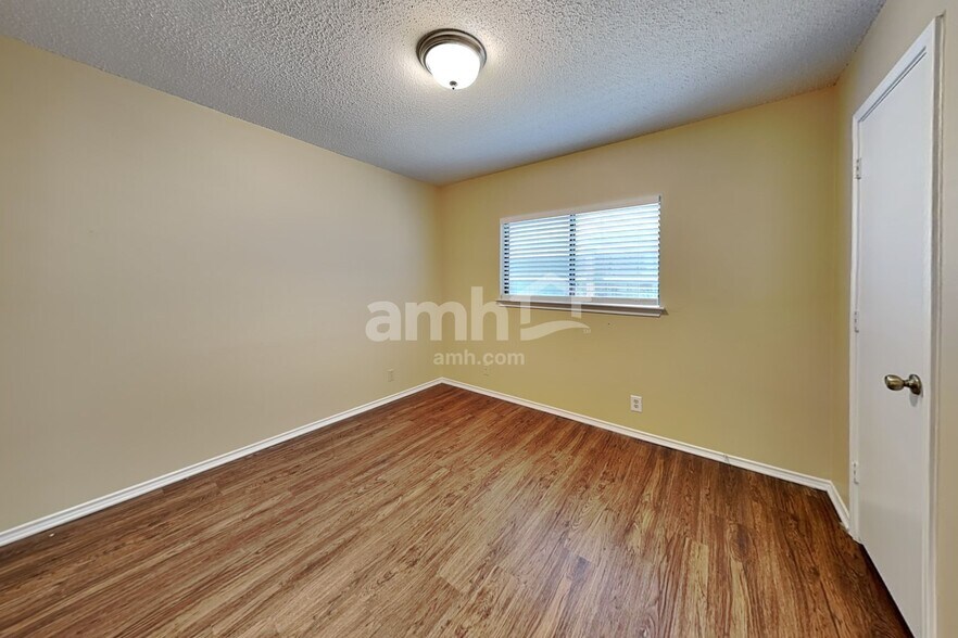 Building Photo - 7206 Knights Haven