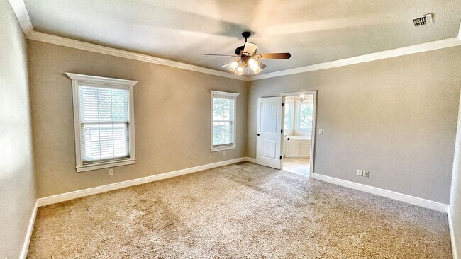 Building Photo - 1501 NE Greenbrier Ct