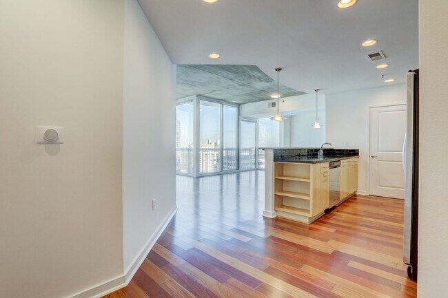 Building Photo - Gorgeous Two Bedroom Condo with Stunning Views of Buckhead!