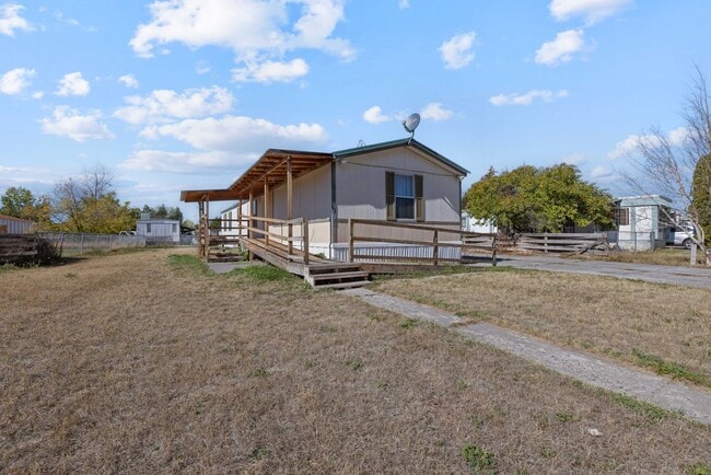 Building Photo - Large manufactured home
