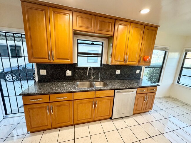 Building Photo - Updated 3 bed 2 bath duplex in Temple City