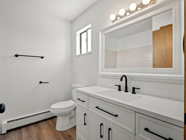 Building Photo - Updated 1 Bedroom, 1 Bathroom Apartment – ...