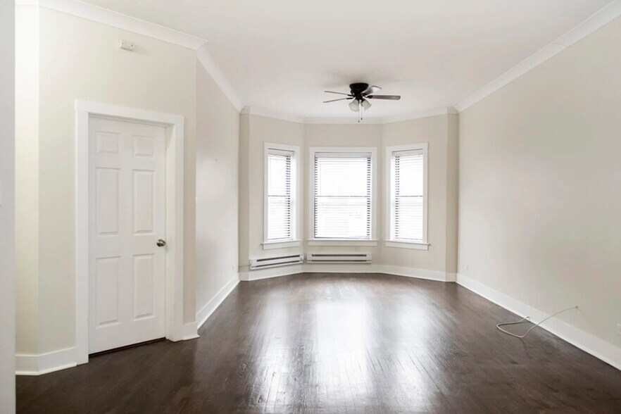 Building Photo - 917 W Waveland Ave