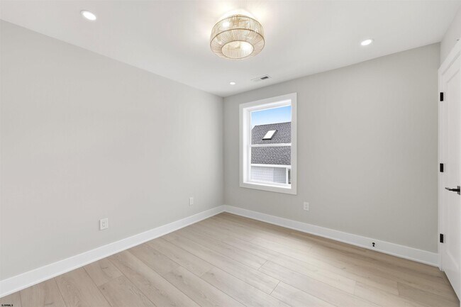Building Photo - 105 S Stratford Ave