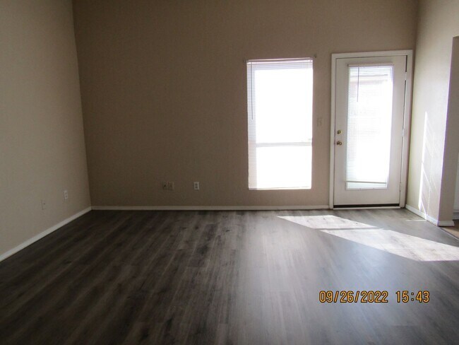 Building Photo - Very nice home located in the Rolling Hill...