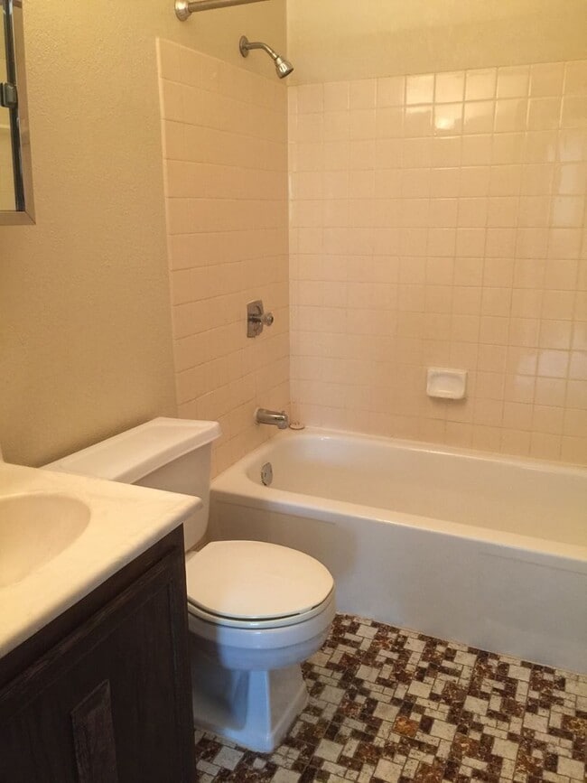 Interior Photo - 1711 E 1st St
