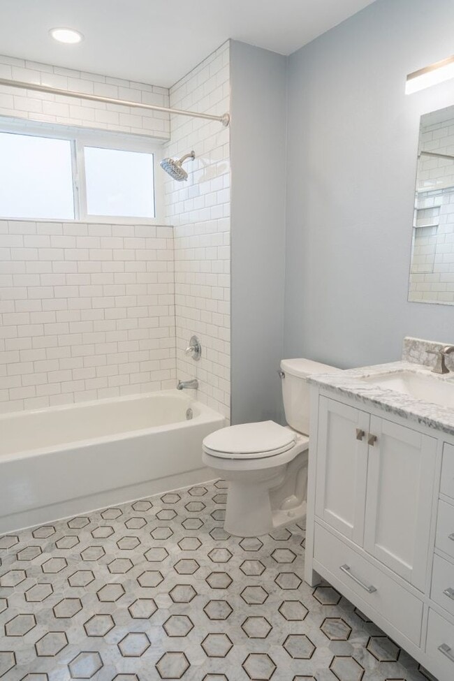 Building Photo - 2Bd/1Ba Seattle Condo