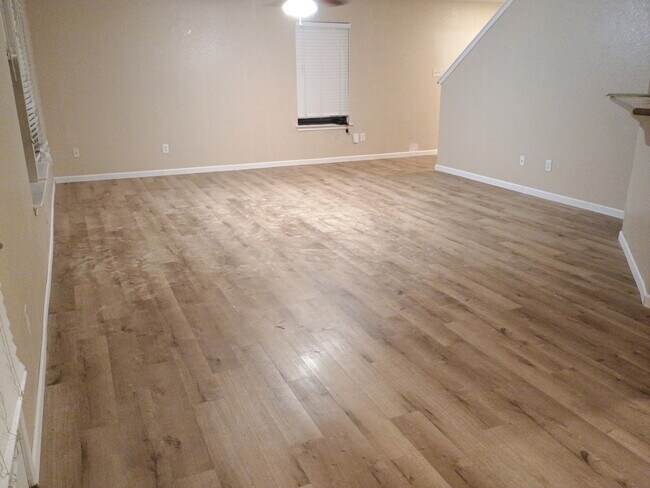 Building Photo - 2200 Weiss Ln