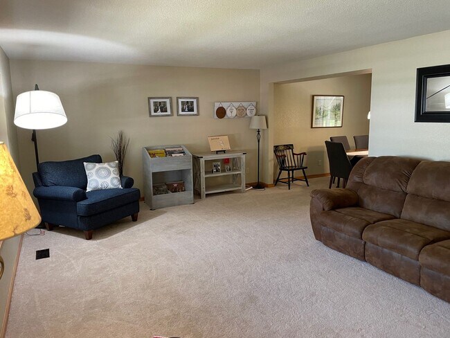 Building Photo - Beautiful Home in Golden Meadows!