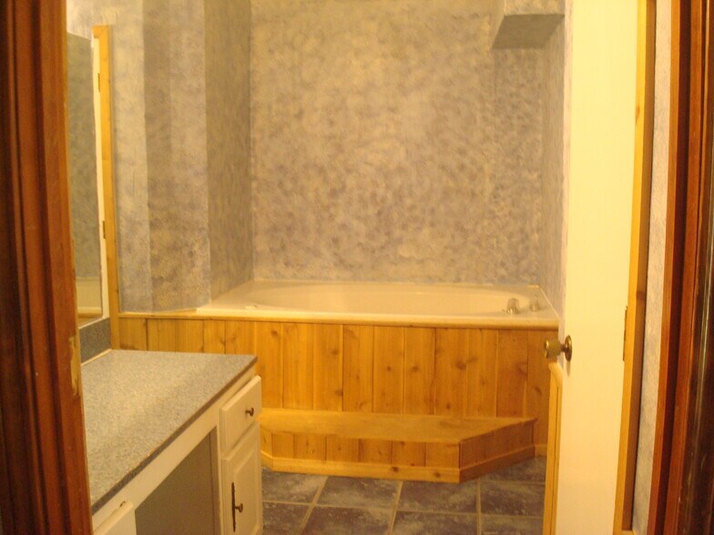 Master Bathroom j - 7110 Ridgeview Dr
