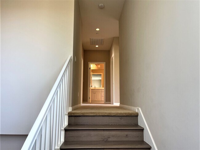 Building Photo - Gorgeous 3 bedroom home In the heart of Ir...