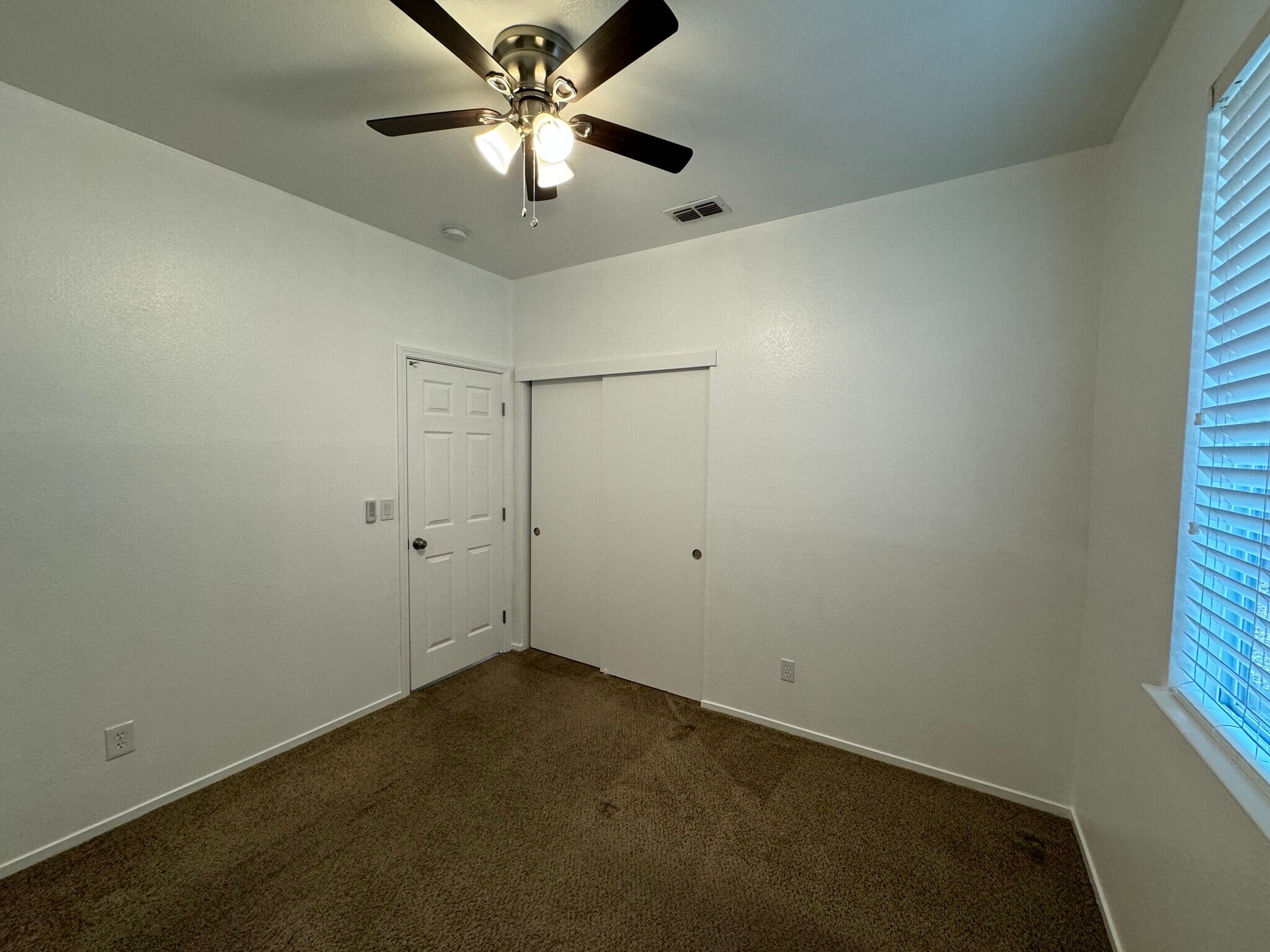 Building Photo - 905 Sapphire Cir