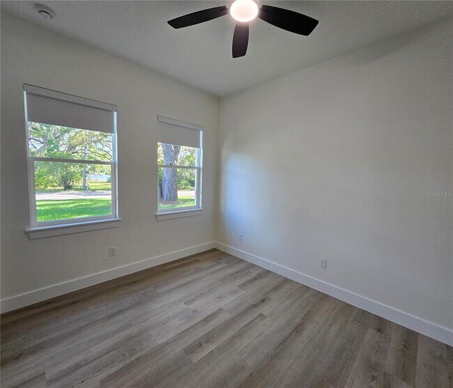 Building Photo - 106 Lake Dr