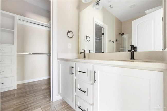 Building Photo - 9 W 5th St