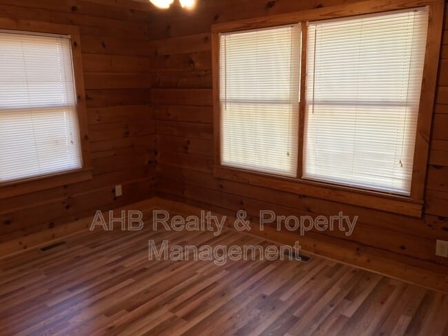 Building Photo - 414 Hoover Rd