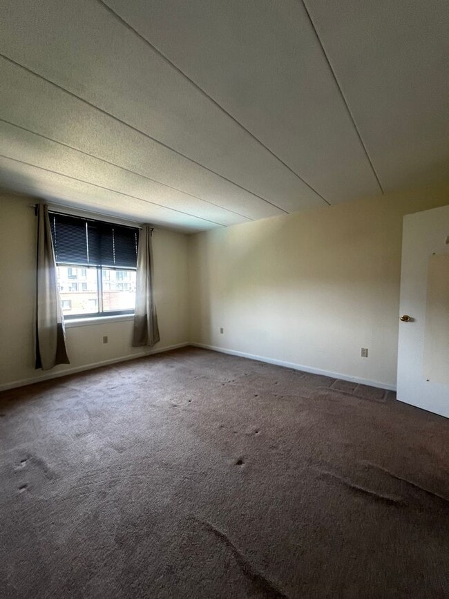 Building Photo - Renovated Allston 2 Bed/2 Bath Condo on Brainerd Rd.  Garage Parking Inc, Pool.  Available June 1st