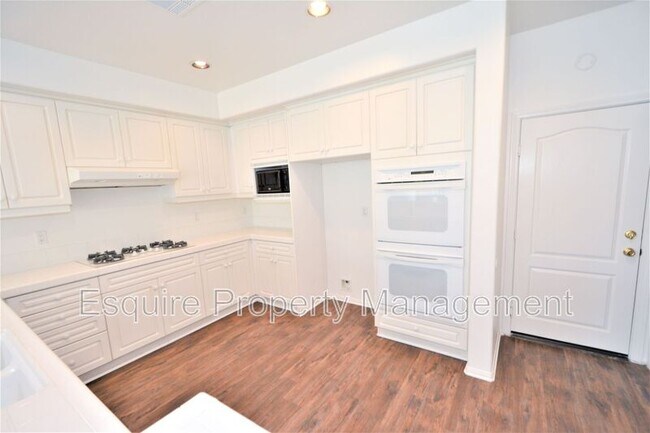 Building Photo - 2861 Golf Villa Way