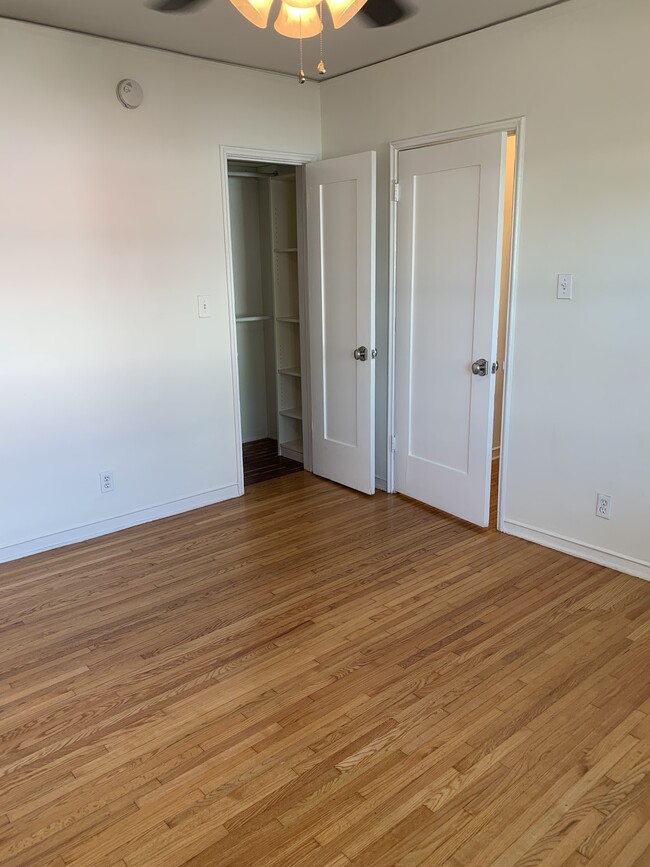 Building Photo - 416 N Doheny Dr