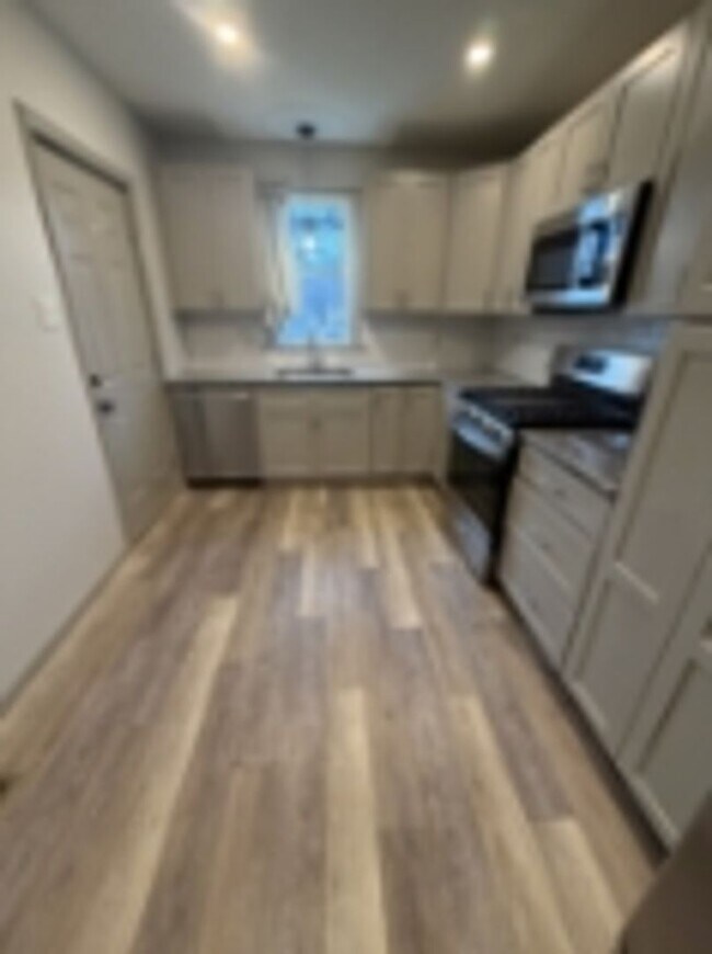 Building Photo - AVAILABLE FOR SHOWING !!! 4BR / 1.5BA.