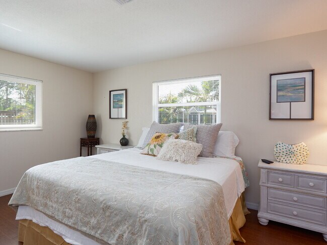 Building Photo - Luxury Seasonal Furnished Rental "Charming...