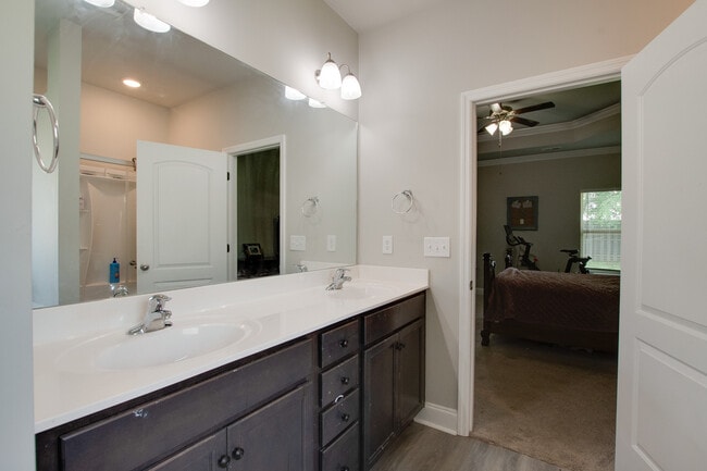 Building Photo - 150 Shrewsberry Dr