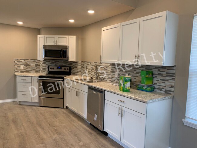 Building Photo - 5 Bedroom Home Located in Ozark!