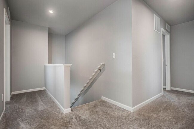 Building Photo - 5643 Claremount St