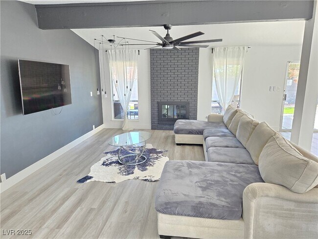 Building Photo - 1405 Termas